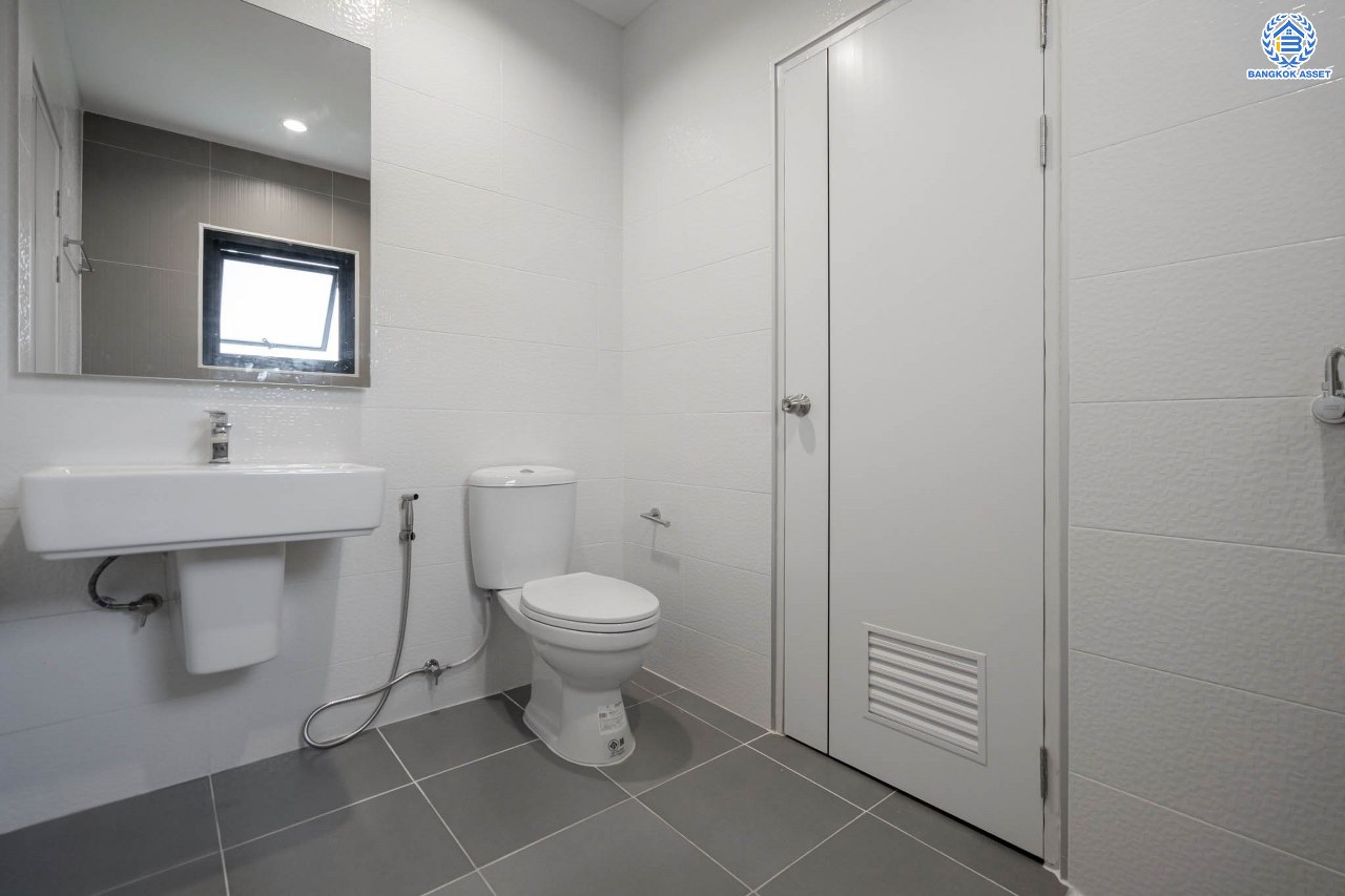 บ้านมือสองตกแต่งใหม่ ม.เนเบอร์โฮม วัชรพล เนื้อที่ 68 ตร.ว. ฟังก์ชัน 3 ห้องนอน 4 ห้องน้ำ 1 ห้องแม่บ้าน จอดรถได้ 2 คัน บนทำเลเชื่อมต่อหลายเส้นทาง ทั้ง ถนนสุขาภิบาล5 ถนนสายไหม และถนนรามอินทรา ใกล้ทางด่วน "ฉลองรัช" และรถไฟฟ้าสายสีเขียว "สถานีสายหยุด"